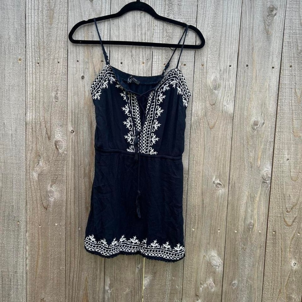 Romeo & Juliet size medium blue white embroidery summer spring beach date